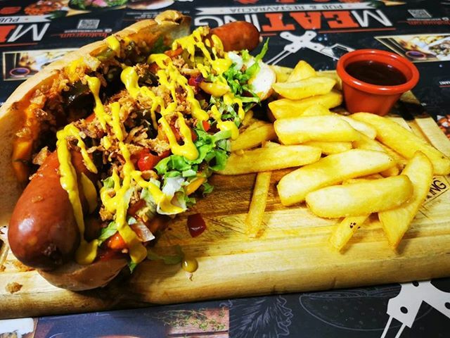 Ste že poskusili naše gurmanske burgerje z originalno F.Krainerjevo klobaso s sirom? Njami 🌭🌭🌭
#meating #meatingmaribor #maribor #visitmaribor #hotdog ift.tt/37doAnP