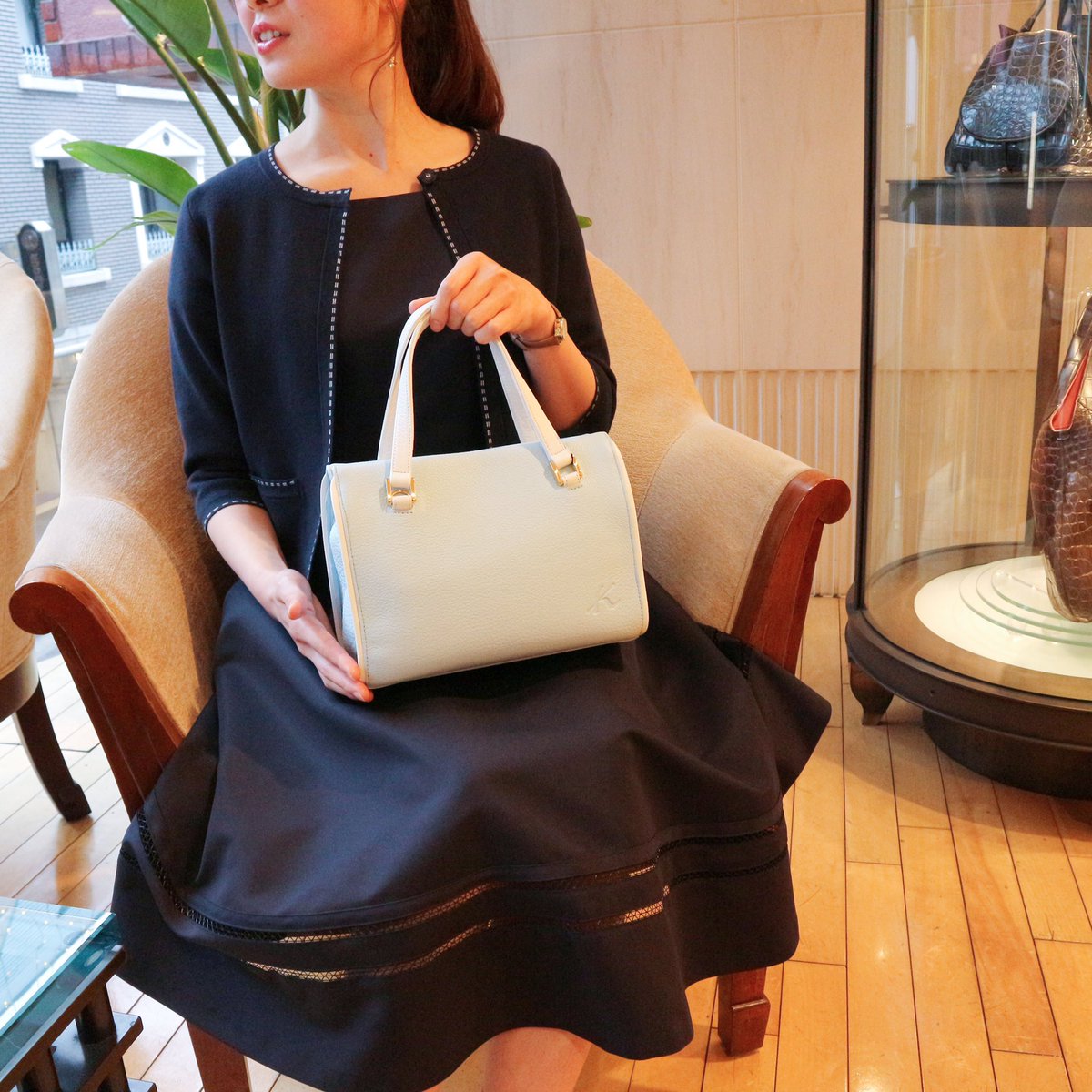 트위터의 キタムラ 横浜元町kitamuraハンドバッグ 님 繊細なレース裾が上品な新作ワンピース アイスブルーのミニバッグと合わせるキレイめコーディネートはいかがでしょうか 着用しているカーディガンは明日詳しくご紹介させていただきます