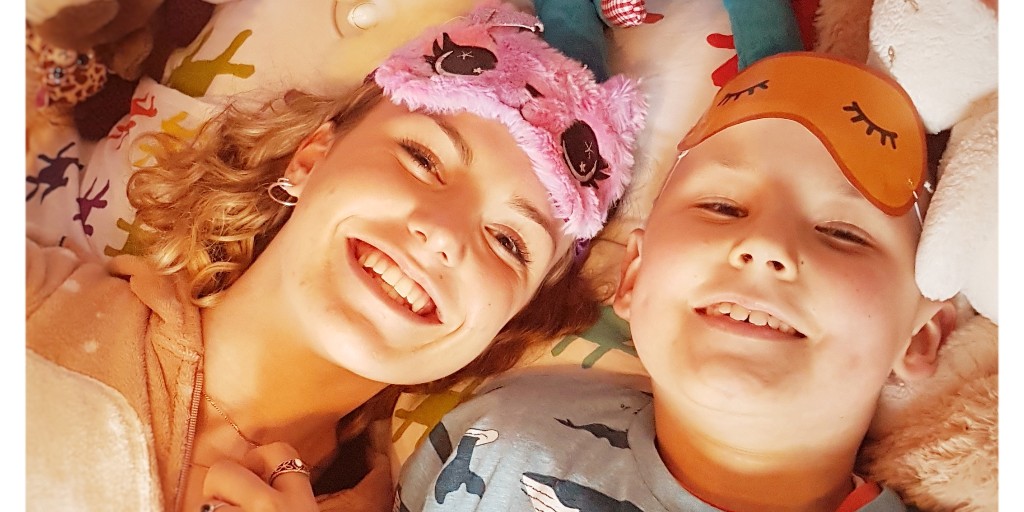 BednetBE's tweet image. Pyjamadag | Gloria vlogt voor Bednet #vlog1
Vandaag gaat @GMonserez langs bij Wout die misschien wel meer tijd achter zijn computer doorbrengt dan zij (no way 😲)! #pyjamadag #bednet #GloriaVlogtvoorBednet
bit.ly/3bp8Lhb @Ketnet