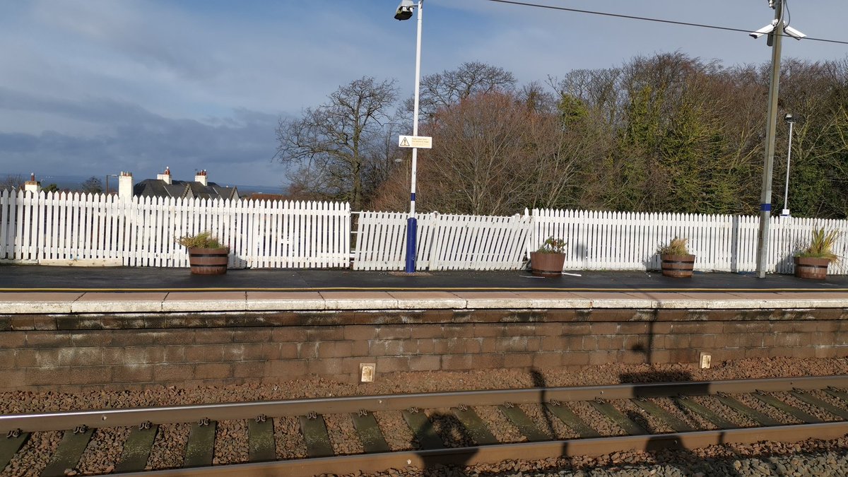 pwilkinson534's tweet photo. Broken fence at Longniddry railway station @ScotRail https://t.co/jq1sy6blTg