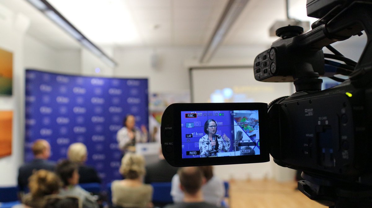 We are live! 🔴 
Follow our conference about manipulation on the internet and get a stronger understanding of online #disinformation (and expect a pinch of political incorrectness 😉) 👉youtu.be/POfpcnrzNPg #EUprotects #EUDigitalEducation #SaferInternetDay