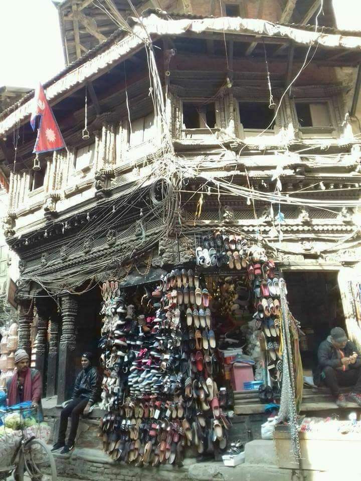 SudinSayami's tweet photo. नेपाल पर्यटन वर्षमा हामी
पर्टकलाई के देखाऊने
ऐतिहासिक पौराणिक 
पाटी , पौवा , मन्दीर देखाऊने कि 
ती मन्दीर हरुमा झुन्द्याईएका
हात्ती-छाप चप्पल देखाऊने

जिर्णोद्धार  विना भत्किन पर्खेका 
मन्दीरको सुरक्षा गर्ने कि 
भ्रष्ट नेता जस्तो कुरुप देखिने
"यती" का मस्कटहरुमा करोडौं खर्चिने https://t.co/PaSOPAUyIo