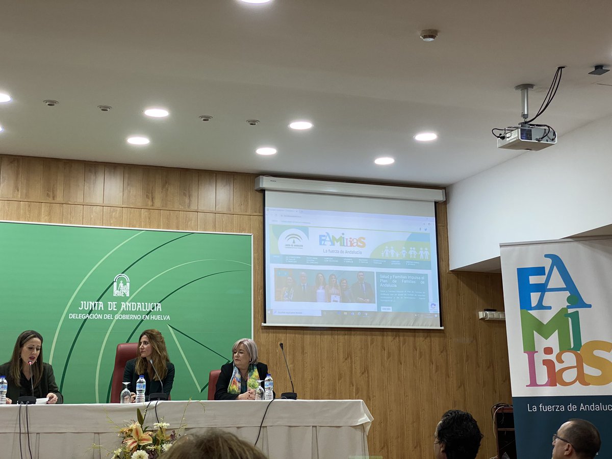 Presentación de la Web de familias en Huelva, a cargo de Dña <a href="/anacarmenmata/">ana mata rico🇪🇸</a>, Secretaria General de Familias. 
Gracias por toda la información aportada, por tener en cuenta a la figura tan importante que es la Familia. Ha sido un placer asistir y conocer de cerca este gran trabajo