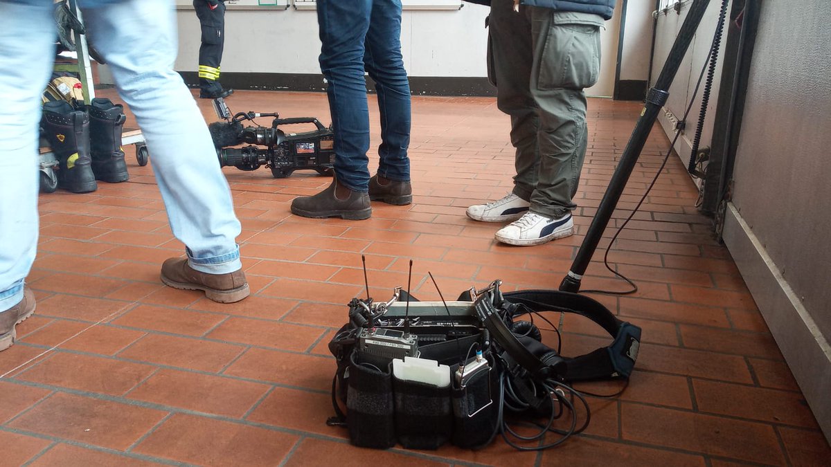 BRef2019's tweet photo. Im Rahmen des #TwitterGewitters wird die #FeuerwehrBremerhaven heute von einem Fernsehteam begleitet. Auch unser #Brandreferendar wurde von der Kamera eingefangen. Mal sehen, ob ihr ihn später entdeckt. #butenunbinnen
#BRef2019 #112live https://t.co/XkERLwBSux