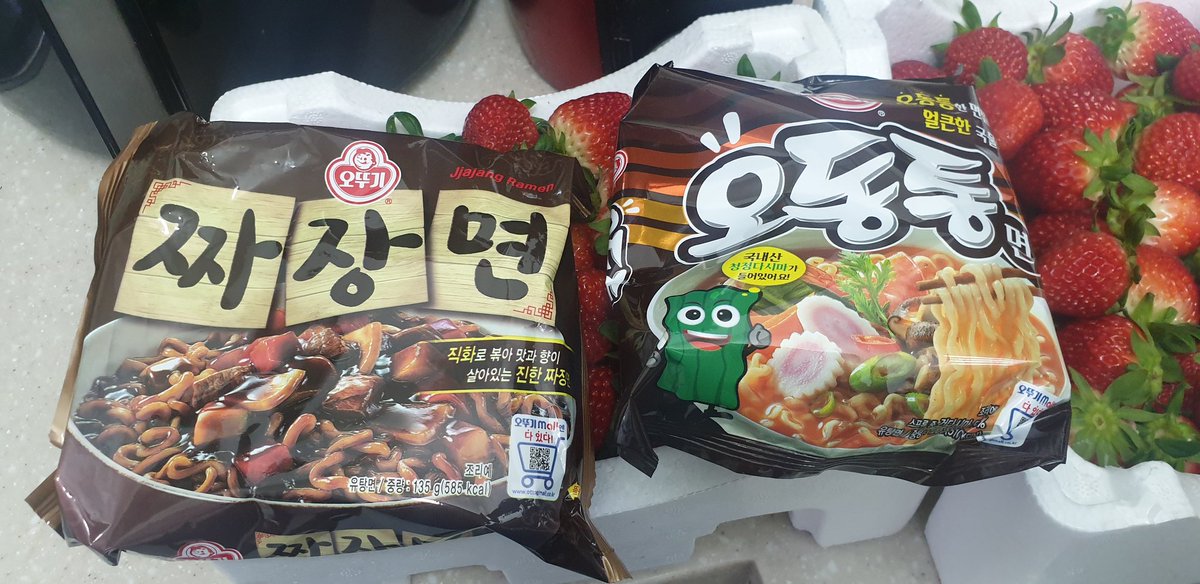 camping_bushman's tweet photo. 아카데미상 4관왕
기념으로ㅋ
짜파구리를 먹을라
했지만 오늘 탐라에서
화제였던
오뚜기 짜장면+오동통
가칭 짜동통을 만들어
봤다 결론은
짜파구리보다 맛난다
진짜 진짜 맛난다🥰☺️
내조합은 짜장스프한봉
오동통스프 3분의2를
넣고 끓였다 꿀맛 꿀맛 https://t.co/r0DGt45pcj