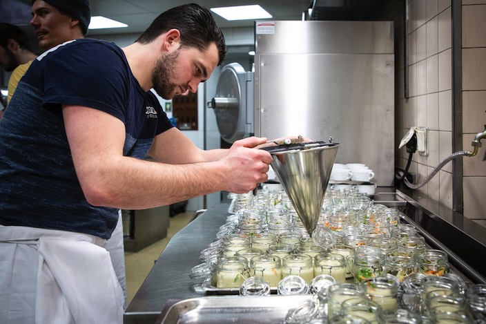 plattformj_ch's tweet image. Nicht nur auf dem Eis in Topform - «Cookin&apos; Ice Cracks» ist feste Tradition im Kalender der ersten Mannschaft des SCUI. Ein Blick in die Küche verrät, warum dieser Abend nicht mehr wegzudenken ist. ow.ly/vY1W50yjeLA #SCUI #jungfrauzeitung