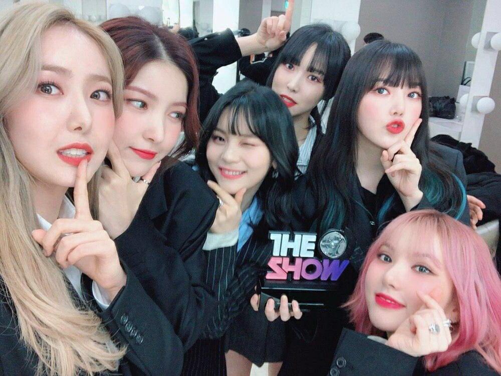 GFRDofficial's tweet photo. [❤ #여친Day]
오늘따라 유난히 #버디☘ 와 함께
나누고 싶은 순간이에요

항상 응원해줘서 고마워요💙💜
#여자친구 #GFRIEND 의
행복이 FULL🔋충전 되었답니다👍

🏆 #Crossroads1stwin https://t.co/6ln61JE1WL
