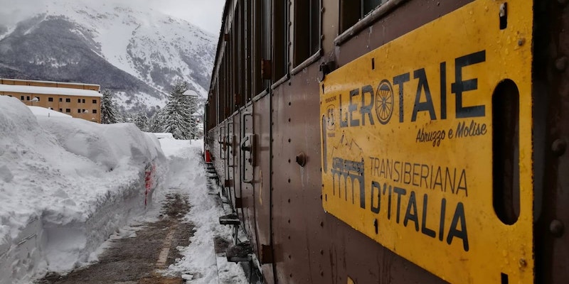 “Ma il confronto è senza storia. Calcestruzzo contro mattoni, viadotti contro ponti, piloni contro arcate romane. La ferrovia segna l’ultima alleanza tra funzionalità ed estetica. L’autostrada, invece, decreta la sconfitta della bellezza.” Paolo Rumiz
 #ViaggiLetterari