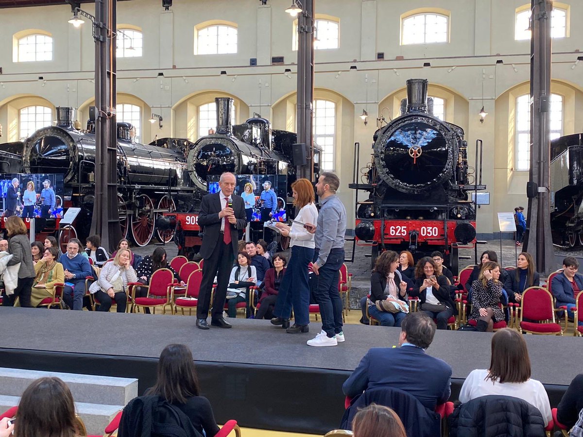 Il Commissario #Agcom Francesco Posteraro 
#SaferInternetDay  <a href="/SaferinternetIT/">Generazioni Connesse</a>  <a href="/MiurSocial/">MiurSocial 😷</a> 
“Il web è uno strumento,è neutro.Può diffondere cultura ma anche odio,informazione e il suo contrario.Per questo necessario promuovere educazione digitale per uso responsabile della rete”