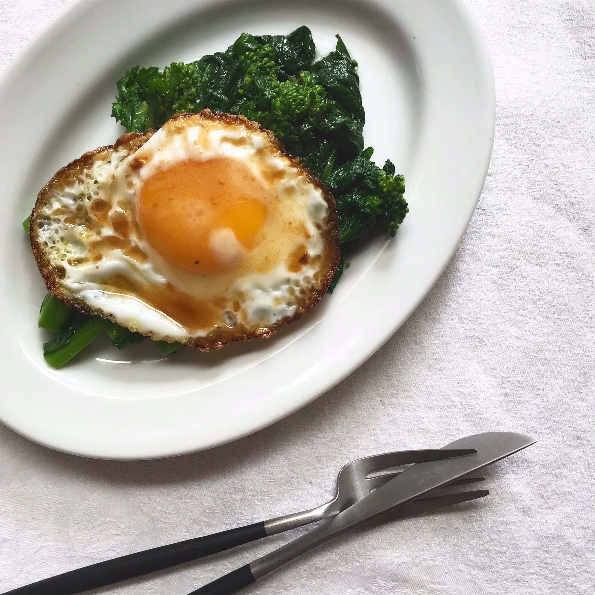 さなえごはん Al Twitter 菜の花のビスマルク 焦がしバターアンチョビソース 菜の花ひたひたくらいの湯に塩入れて 菜の花入れてオリーブオイルを回し入れ 好みの固さに茹でる オイルで蓋して蒸し要素プラスするイメージ 焦がしバターソースは意外に簡単で バター