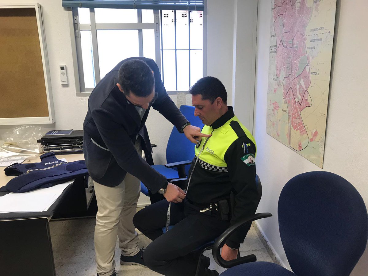 AytoVLZ's tweet photo. ✅La Policia Local de Vélez-Málaga contará con nuevos chalecos antibalas👮‍♀️👮‍♂️
ℹ️El concejal de #Seguridad José María Domínguez, informó de que se trata de uno más de los compromisos cumplidos del Equipo de Gobierno de mejorar los equipamientos de la policía https://t.co/F2cjfV1xtT