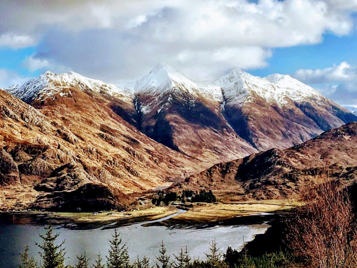 TourSkye's tweet photo. On the foot of the Five Sisters is located the site of the Battle of Glen Shiel, which took place on 10 June 1719, opposing British government troops and an alliance of Jacobites and Spanish, resulting in a victory for the first. 
#touskye https://t.co/w6d5Nf7CYh