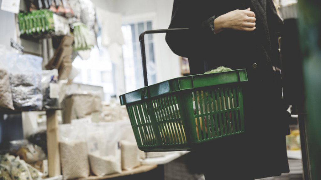 Supermarkten zijn langer open en trekken meer omzet uit de late uurtjes. Vooral dankzij de 'vrijgezellen' van Nederland rtlz.nl/business/artik…