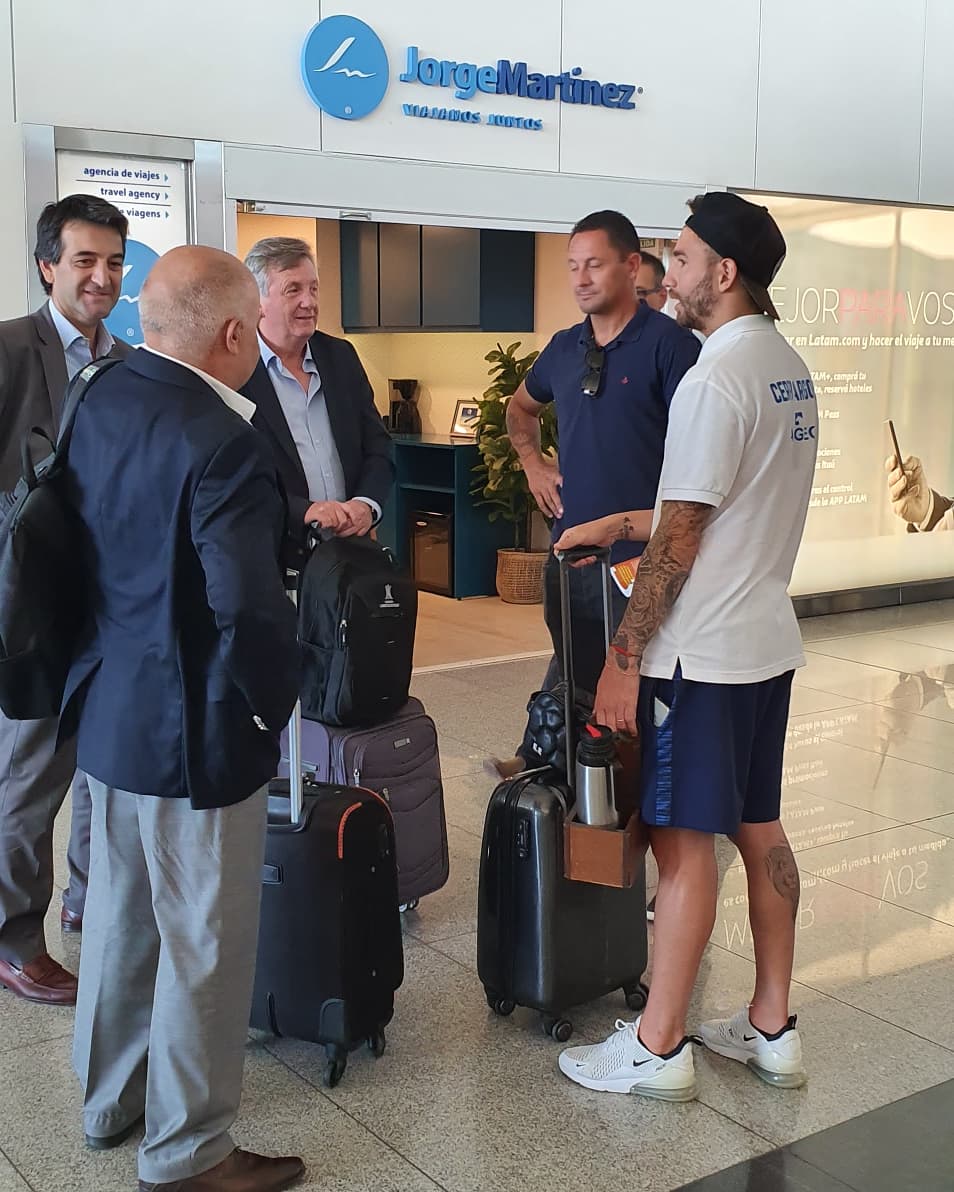 CerroLargoFc's tweet photo. 🛫 🇺🇾 | 🇨🇱
#libertadores 
Emprendemos el viaje a un sueño, vamos Cerro Largo, vamos Arachán!!
#CerroLargoEsDeLaGente https://t.co/3EEqgIUuzc