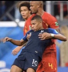 FootyAccums's tweet image. That is one VERY brave man...

😂😂😂