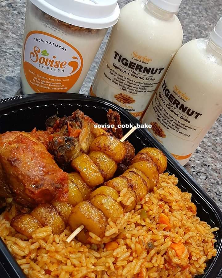 BakeSovise's tweet photo. Beautiful delicious lunch pack for someone special from @sovise_cook_bake. 
Can you see our fresh tiger nut milk and parfait. It's delicious 
.....ORDER AND EAT 
.....08034738924

#lunchdelivery #lunchpackage #likeforlike #followforfollow #yummy #lunch #jollofrice #foodpreneurs https://t.co/qpV9oaFn5k
