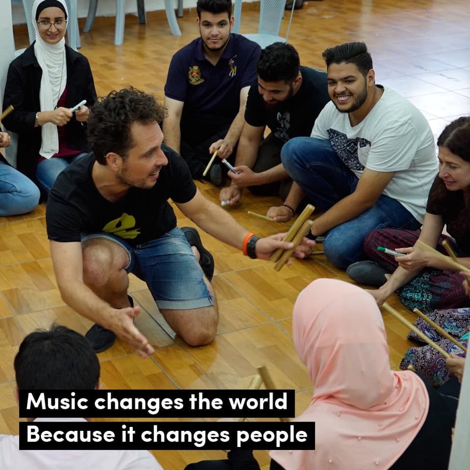 🎶MUSIC CHANGES THE WORLD, BECAUSE IT CHANGES PEOPLE. 🎶Muziek brengt vreugde, verbinding en toekomstperspectief. En precies daarom werken wij met de kracht van muziek in het midden oosten. Kom naar ons benefiet event in Paradiso: paradiso.nl/nl/programma/s…