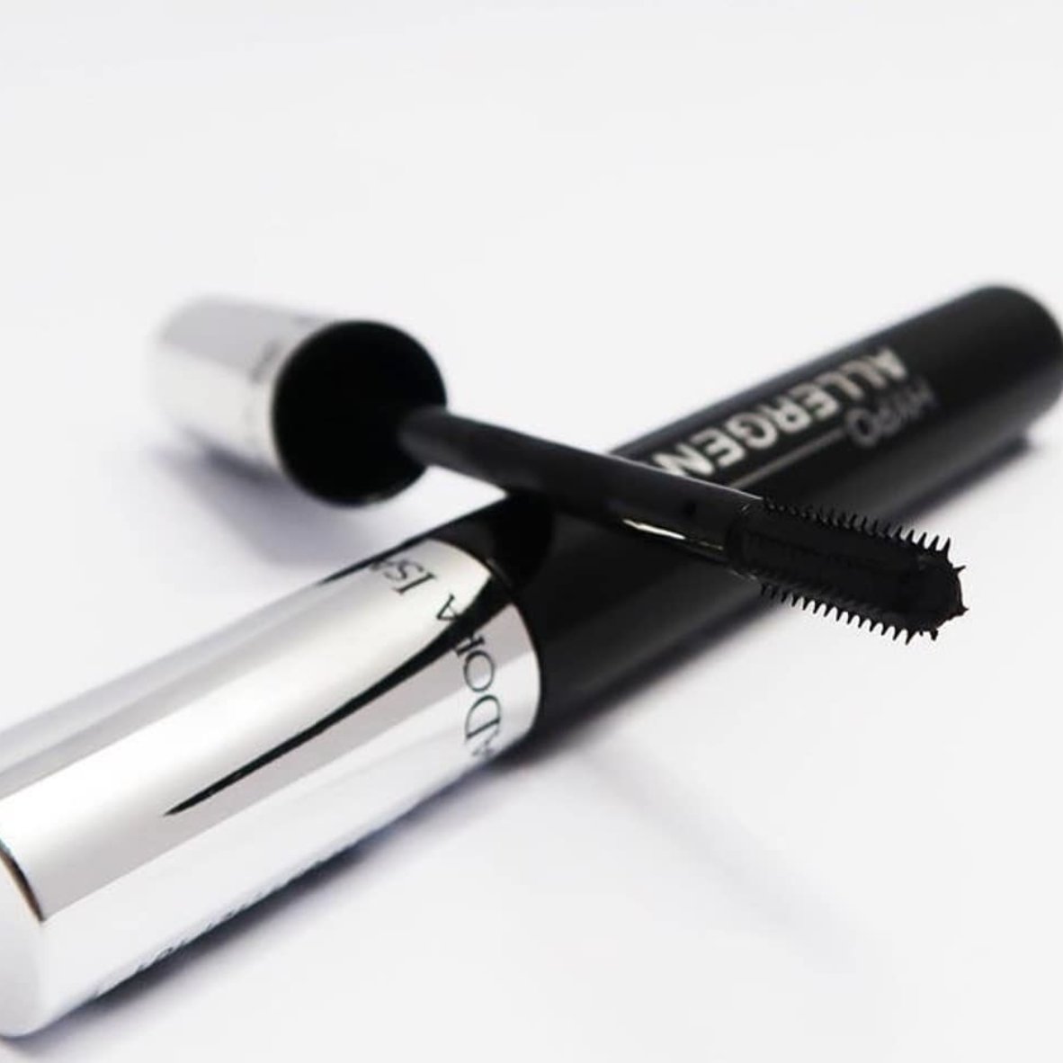 Made with sensitive eyes and contact lens-wearers in mind, this hypo-allergenic mascara gently hugs each lash, giving you extra volume without any irritation! 🤩