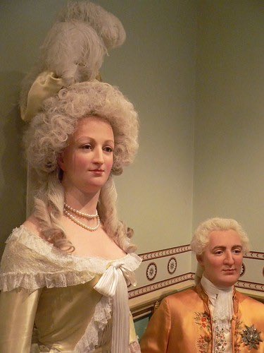 Sí habéis visitado el Museo Madame Tussauds de Londres debéis saber que las  primeras figuras se hicieron teniendo la cabeza al lado recién cortadas por  la Guillotina durante la Revolución francesa. Luis, image size:375x500