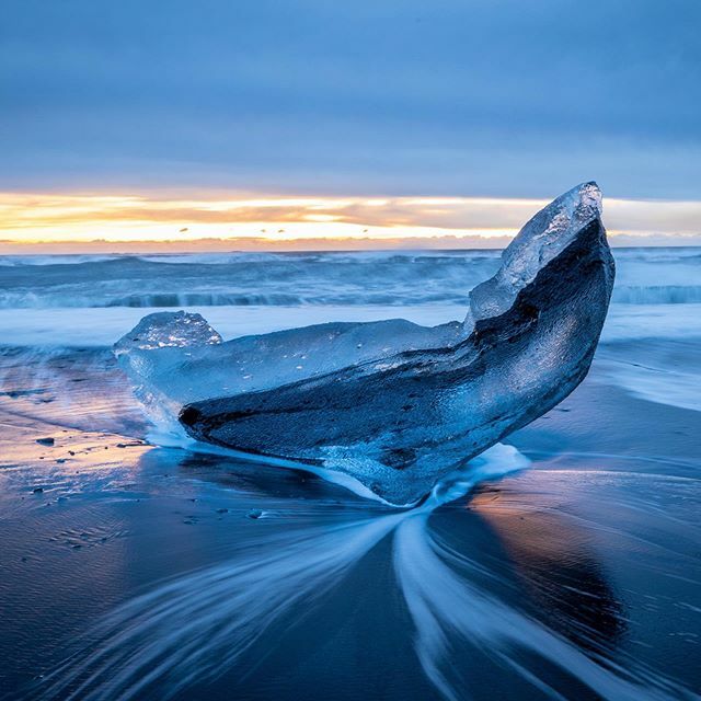 mhoffman2001's tweet photo. Gorgeous sunrise with lightly scattered icebergs! https://t.co/P6xMHBXXeX https://t.co/MG7ZTSD1os
