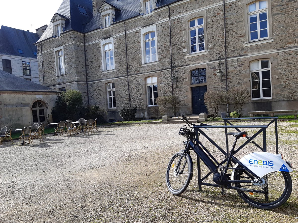 La mobilité électrique est aussi cyclable chez <a href="/enedis_bretagne/">Enedis en Bretagne</a> 🚴⚡
C'est comme ça que le 1️⃣er vélo électrique en autopartage du site Voltaire a bravé la tempête et est arrivé jusqu'à l'<a href="/leclozr/">l'eclozr</a> 👌🌪️
👏 Bravo <a href="/GloriaChesnel/">GlOory Ah</a>