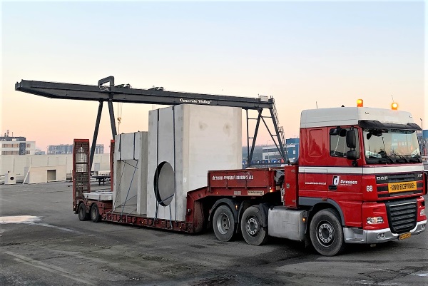 Er was zwaar transport nodig om deze betonnen onderdelen te leveren in Schiedam voor een ondergrondse waterverbinding in Schiedam West.

deschiedammeronline.nl/artikel-detail…

<a href="/schiedam_nl/">Gemeente Schiedam</a> <a href="/hhdelfland/">HH Delfland</a> <a href="/ConcreteValley/">Concrete Valley</a>