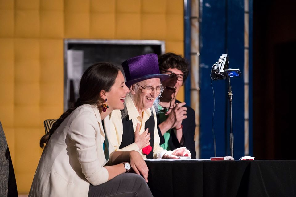 TRUCOS DE MAGIA

Desde 2010 soy #prestidigitador gracias a la inspiración y ejemplo de <a href="/JuanTamarizMago/">Juan Tamariz</a>, ganador del primer premio mundial de #cartomagia. Es un privilegio aprender del gran maestro español, que deja su legado en la <a href="/EscuelaAnaT/">Escuela Ana Tamariz</a>.

Más info: albertoesfeliz.com/2018/08/mis-se…