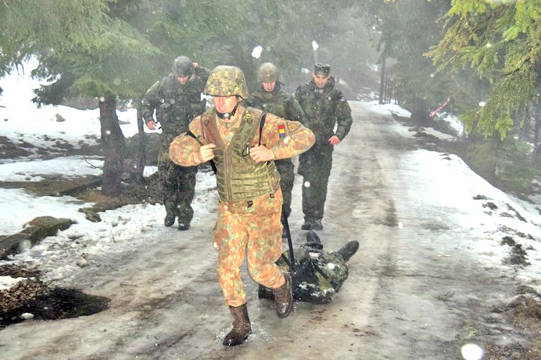 ObranaTweetuje's tweet image. ❄️Nácvik vedení palby při jízdě na lyžích
❄️Vedení bojové činnosti v zalesněném prostoru
❄️Dlouhé přesuny a přespání ve 20˚C mrazech
❄️A spousty nástrah v horách

Přinesl českým vojákům v Rumunsku Transylvánský drak.

40 🇨🇿 vojáků #71mpr cvičilo v rámci sil #VJTF s 🇷🇴
#WeAreNATO