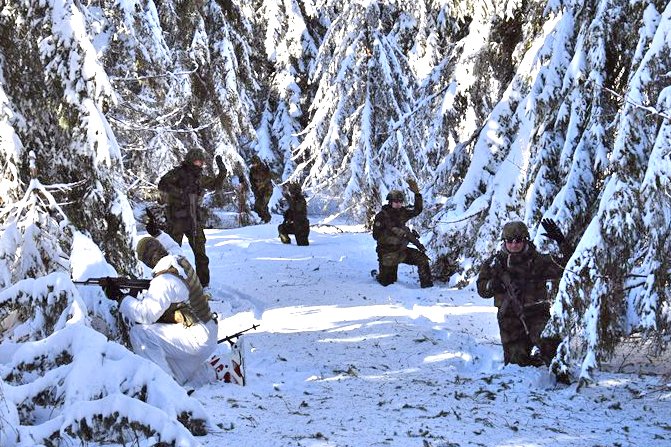 ObranaTweetuje's tweet image. ❄️Nácvik vedení palby při jízdě na lyžích
❄️Vedení bojové činnosti v zalesněném prostoru
❄️Dlouhé přesuny a přespání ve 20˚C mrazech
❄️A spousty nástrah v horách

Přinesl českým vojákům v Rumunsku Transylvánský drak.

40 🇨🇿 vojáků #71mpr cvičilo v rámci sil #VJTF s 🇷🇴
#WeAreNATO