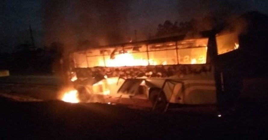 the_informant2's tweet photo. Travellers in a bus from Kigali to Kampala narrowly survived death after the vehicle burst into flames this morning.
#youthtelevision 
#youthTvupdates https://t.co/snS78ey65e