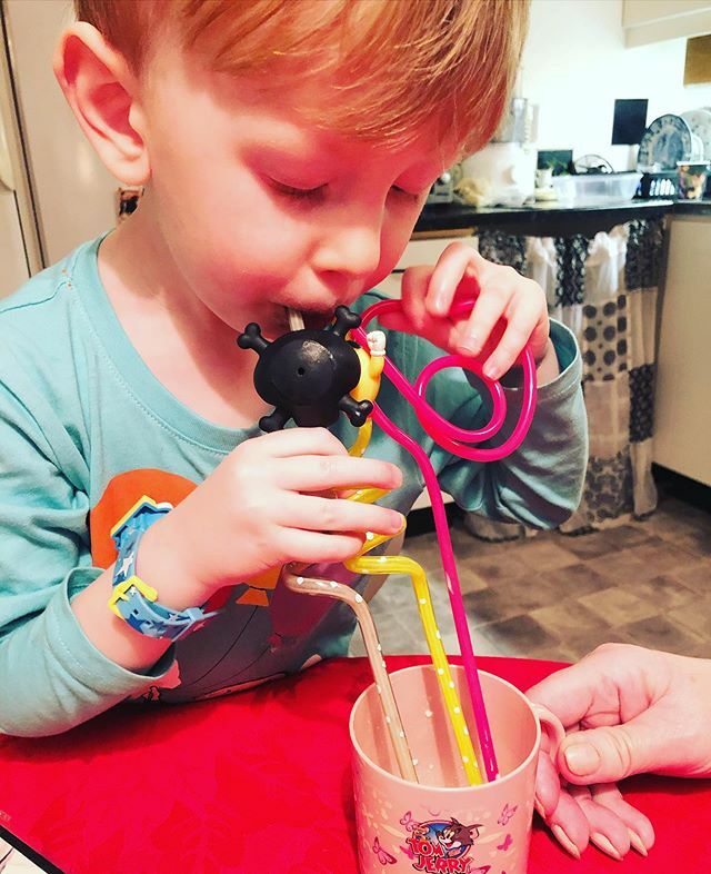 SonyZoolander's tweet photo. Varför ha en när du kan ha tre sugrör. #straw #sugrör #slomka #drink #caffelatte #latte #kiddo https://t.co/lEEXdE0Rod