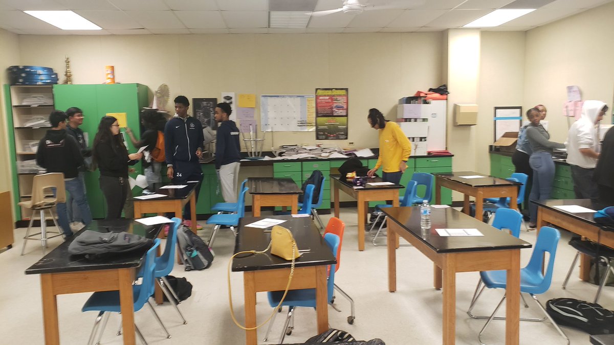 Science4R's tweet photo. Physics doing a scavenger hunt to differentiate between potential and kinetic energy. #ShowUsYourABL #AliefABL #elsikhs #physics @ElsikHighSchool @AliefScience @AliefABL https://t.co/JhPHm1VFnb