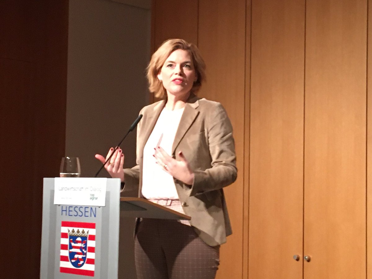 topagrar's tweet photo. „Wir haben eine Chance, gerade weil #Landwirte sich zu Wort melden“, sagt ⁦@JuliaKloeckner⁩ zur scharfen Debatte über die #Düngeverordnung #LWimDialog https://t.co/T9logCM23O