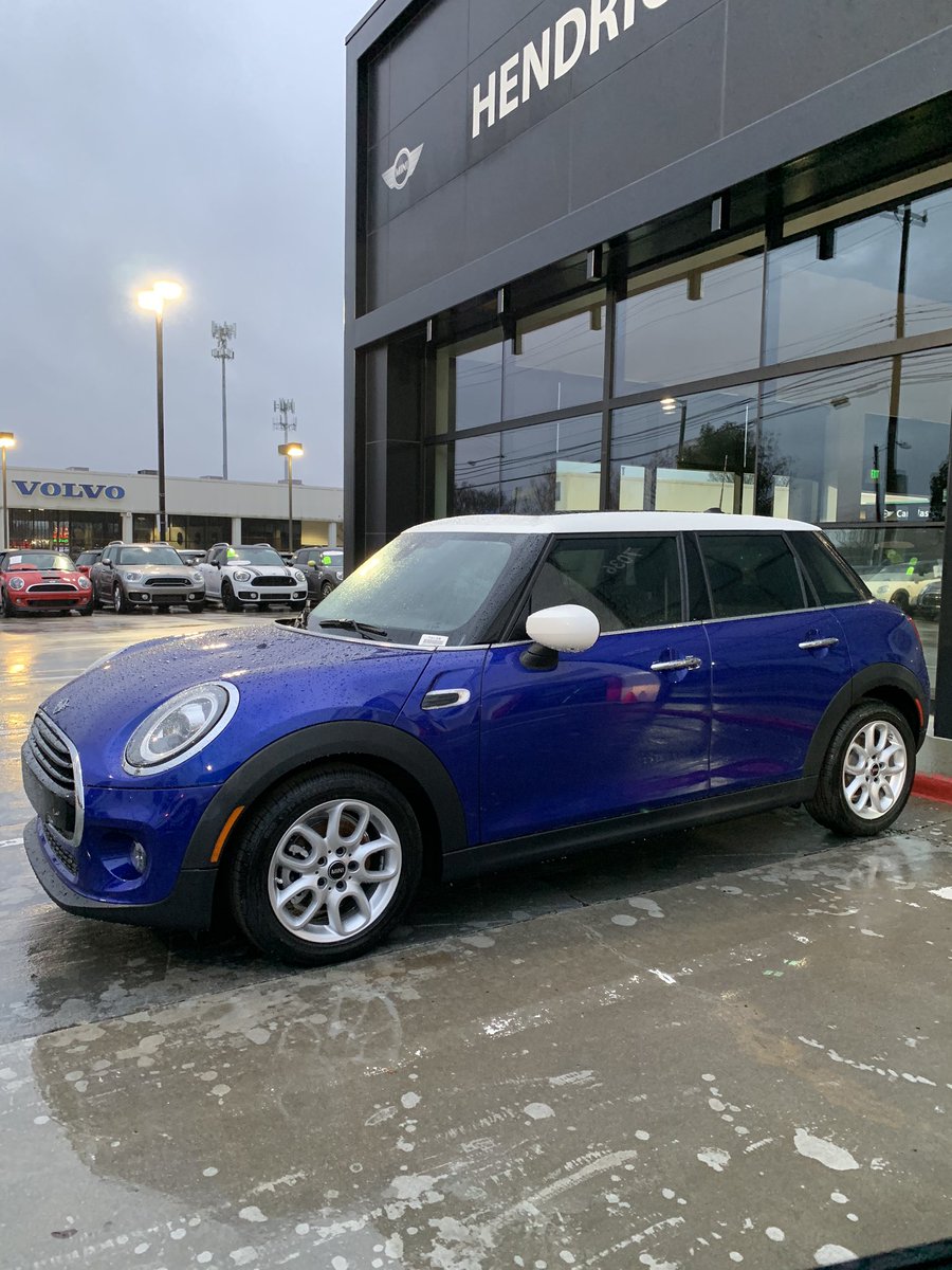 HendrickMINI's tweet photo. Feeling cute, let it rain! #lookinggood #hendrickmini #MINI #miniusa #MINIfan #MINIcooper #MINIhardtop #hardtop #2020MINI #4drhardtop #starlightblue #carbonblackinterior #motoringaroundcrowntown #letsmotor https://t.co/lqWsv86GcG