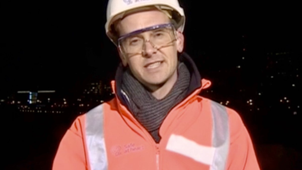 Should a #BBCNews TV correspondent be wearing a #HS2 jacket while presenting the story to the nation?  Does it mean the BBC backs the government's decision?  #news #HS2alltheway #Birmingham #tvnews #journalism @TomBurridgebbc