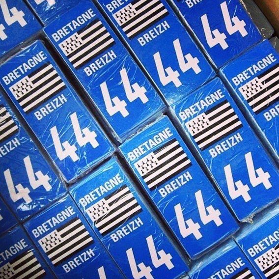 ⚫️⚪️⚫️⚪️⚫️⚪️⚫️⚪️⚫️
En attendant le retour de l'#emojibzh, mettez l'autocollant #44BZH sur vos plaques d'immatriculation 😉
➡️ 44breizh.bigcartel.com

Le #GwennHaDu, le drapeau de toute la #Bretagne, #LoireAtlantique incluse ! 

#Naoned e #Breizh !

#Nantes #BZH #B5 #BZHG