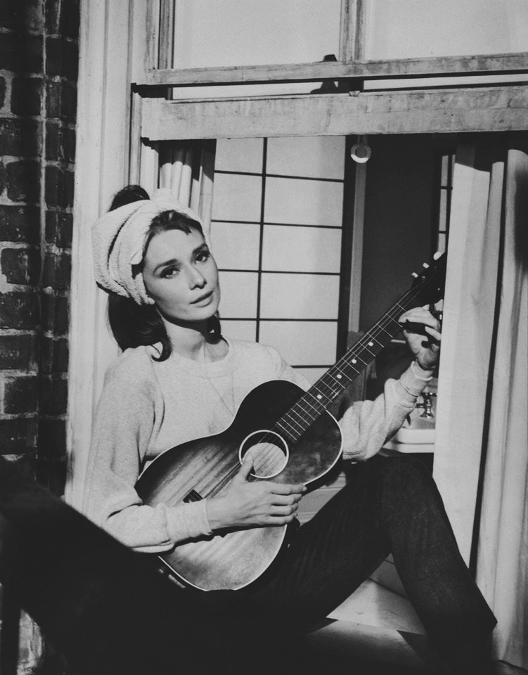 Happy #GetOutYourGuitarDay! 🎸

Audrey Hepburn photographed for Breakfast at Tiffany's, 1961