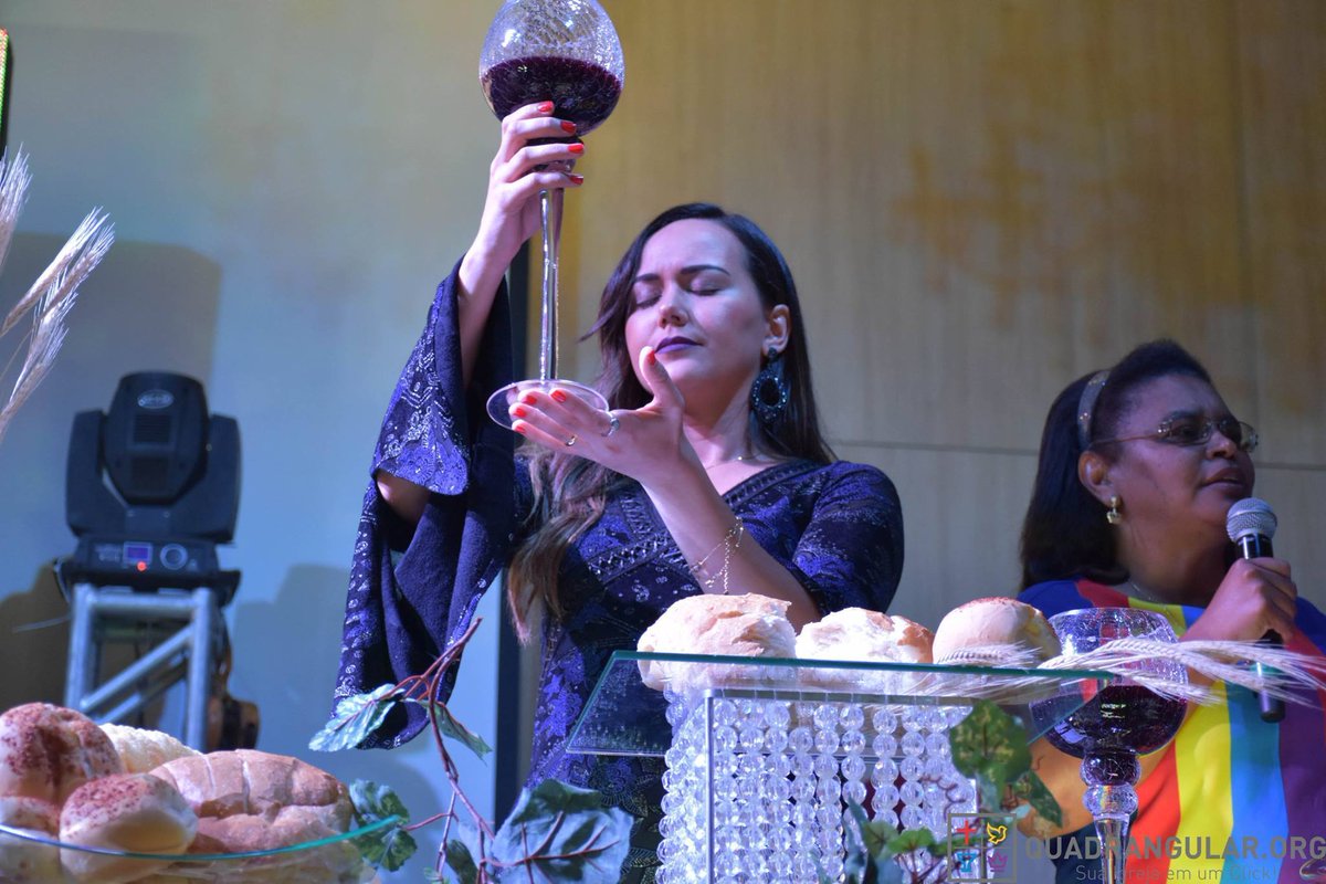 Paz seja convosco irmãos!

A Santa Ceia do Senhor representa a presença do Cristo ressuscitado na igreja. Ao participar da comunhão, os cristãos reconhecem, mais uma vez, que a vida é sustentada por Jesus Cristo, o Pão da Vida.

#SantaCeia #IEQ 🙏🙏🙏