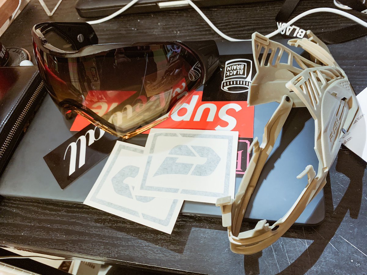 taro_airsoft's tweet photo. UNITE PERFORMANCE GRADIENT LENS | HD、Chin Extention、stickerが届いた!半分Crystal clear lendsだから外も中も、明るさに左右されずに戦える。
国内で使ってる人いるかな…?
#push #paintball #pushpaintball https://t.co/KULMKpboUl