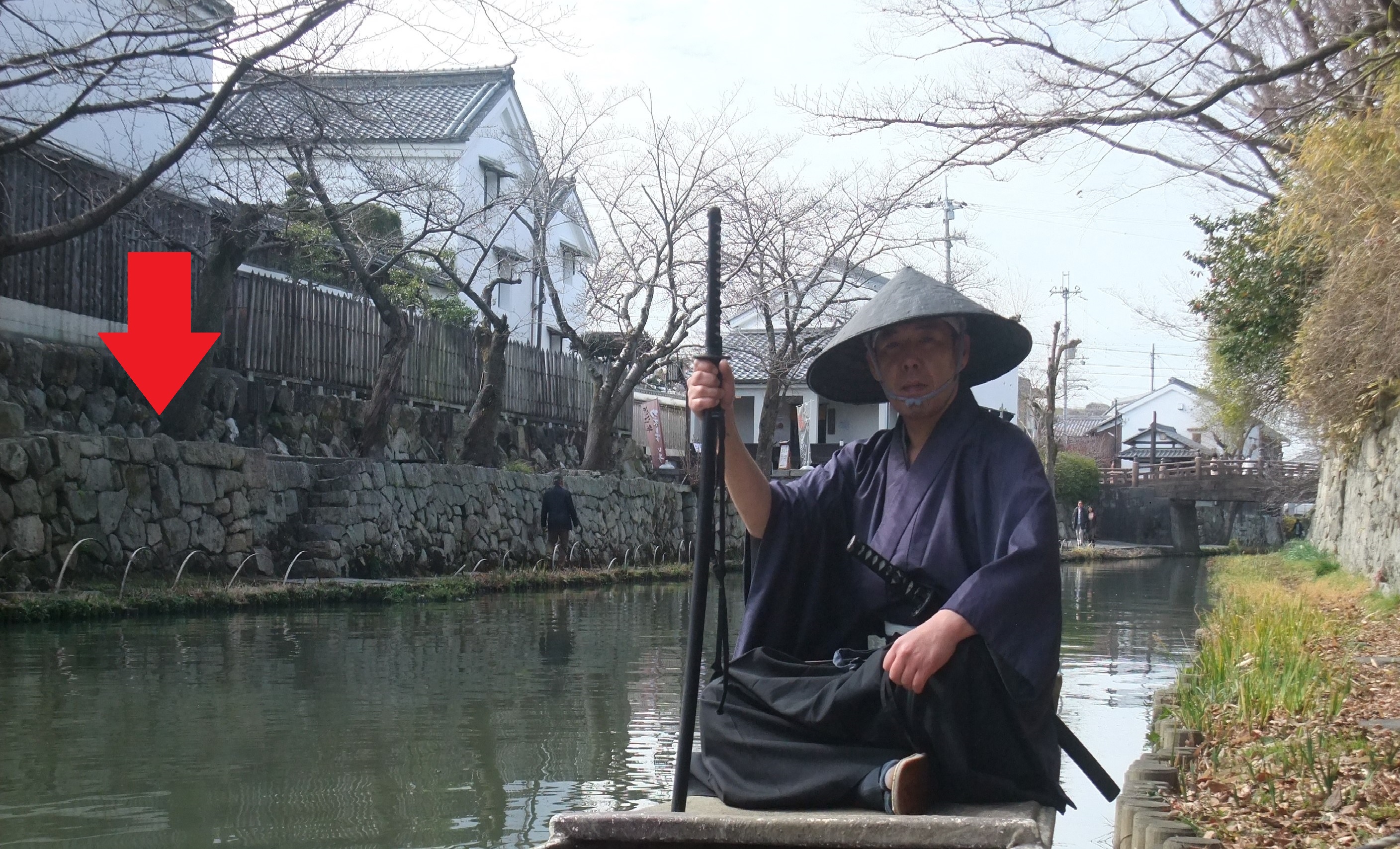 島左源太 近江八幡観光物産協会公認おもてなし侍 近江大行進pr侍 先月の出没で 観光物産協会さんから 使用許可を頂いている 舟の船首に座ってみました そして矢印の所で るろうに剣心 のロケが行われ ココに佐藤健さん降臨 ぜひ聖地巡礼で