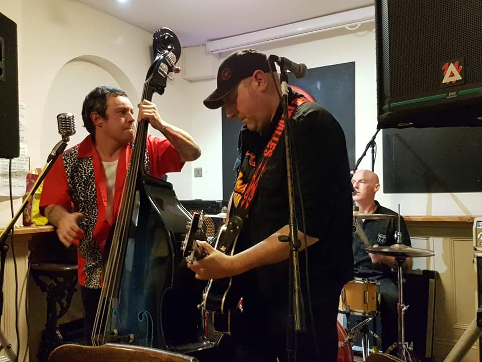 hellfiredeville's tweet image. BANG.... That's live HELLFIRE goin' on right there at The Buck, Bangor on Dee !!! #hellfiredevilles  #rockabilly #psychobilly #killerbilly #rocknroll #deathrock #gretsch #kingdoublebass #livemusic