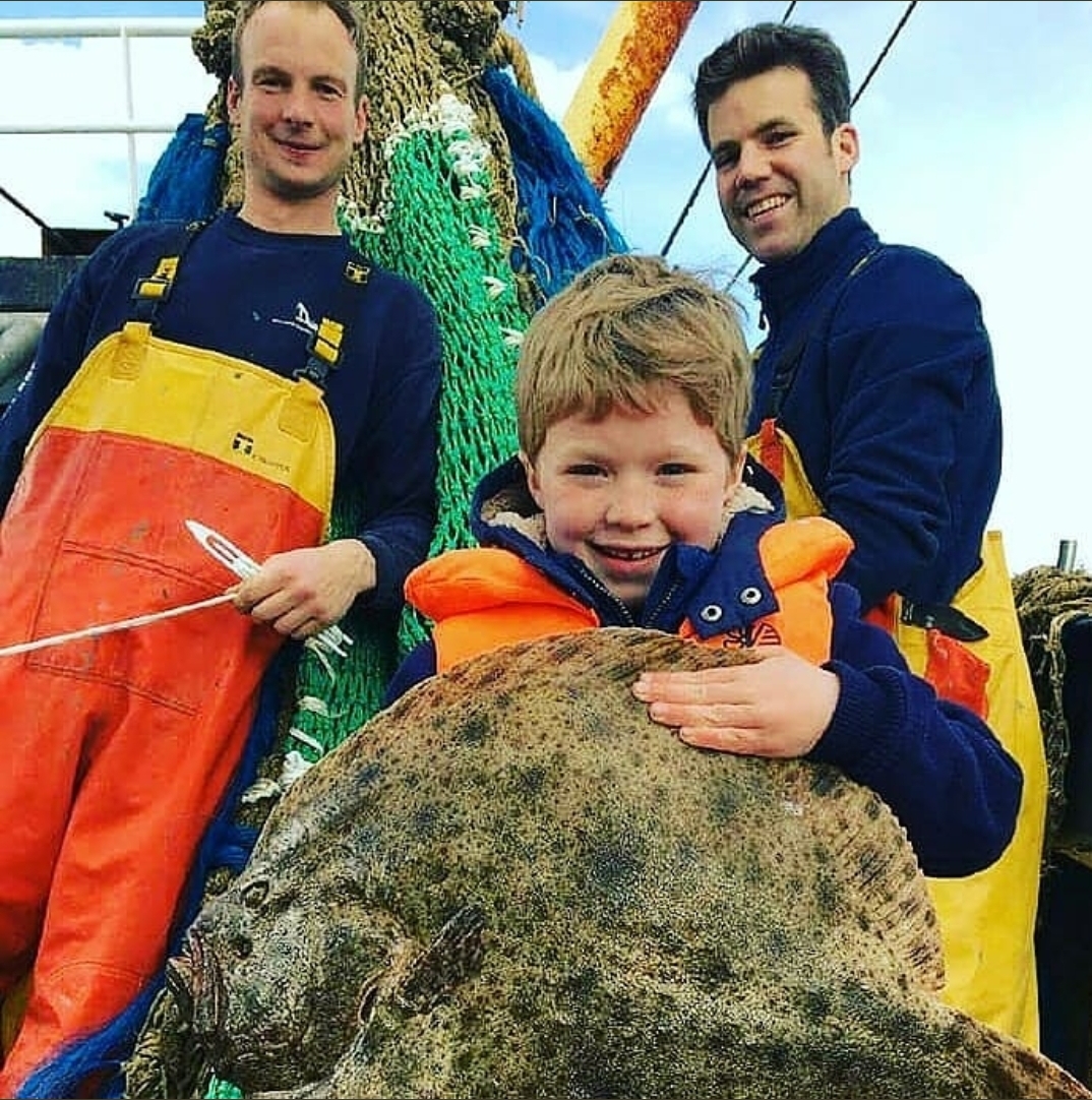 Wij steunen onze vissers in hun strijd om het behoud vd goede visgronden. Wij steunen onze Nederlandse duurzame en innovatieve visserijsector! Wij steunen @EMK2017 en <a href="/dirkkraakbra7/">Dirk X 🐟 BRA7</a> en <a href="/Vissersbond/">NED■VISSERSBOND</a> e.v.a. Wij eten deze week daarom een gezond Noordzeevisje (extra!). U toch ook? 🎣