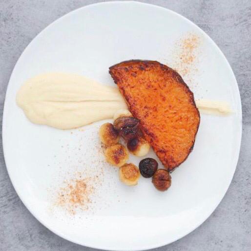 Conoce nuestra calabaza a la parrilla, puré de apionabo y castañas y cebollas glaseadas. / Dasta ezazu gure kalabaza parrillan errea, tipuleta glaseatuak eta apioarbi purearekin
#LABeRestaurant #gastronomia #innovacionculinaria