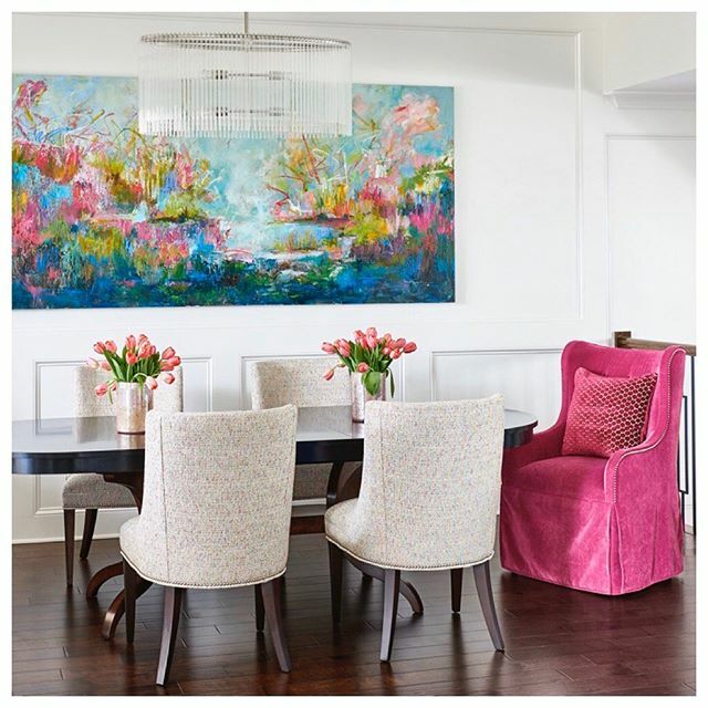 It’s Day 2 of “thinking pink,” and when a client says, “I’d like to see some fuschia,” TZI delivers! I wish Insta had a “touch and feel” option so you could experience the ah-may-zing bouclé of those dining side chairs. The fabric is like a Chanel suit, … ift.tt/2HgdxiU
