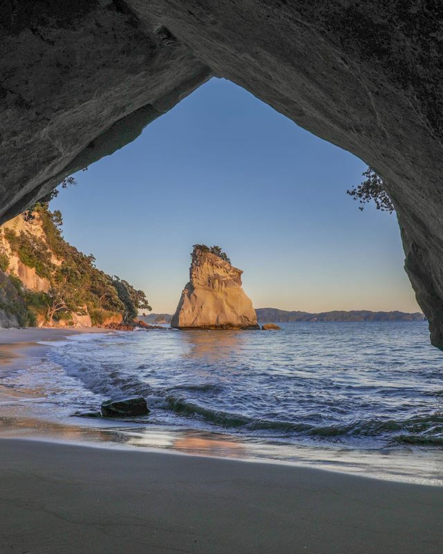 Perfect morning with the subtle touch of delicate sun rays!!! The most famous beach of New Zealand. Do you remember the movie Narnia? 🦁🌊🌞 #voyaged #passionpassport #weroamgermany #mthrworld #stayandwander #rsa_outdoors #allaboutadventures #earth_shotz #mountainstones #wonder…