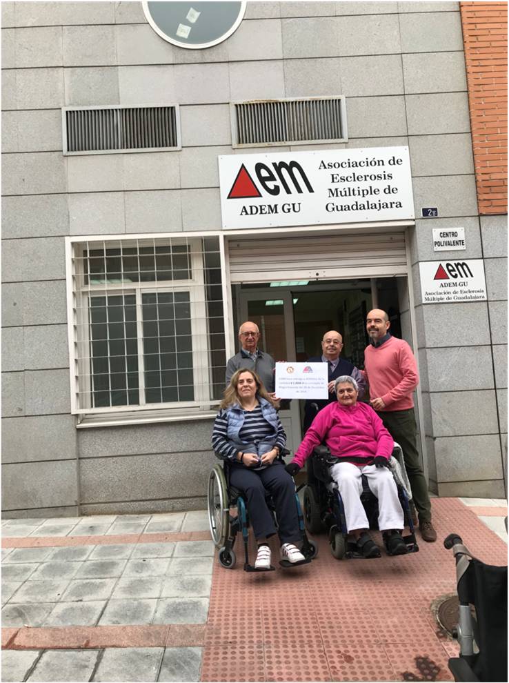 Hoy hemos recibido en la sede de nuestra asociación el cheque de 1000€ de la recaudación de la "XIII Gala Magia Inocente" que organizó el grupo #CIMA el 28 de diciembre pasado. Muchas gracias a todos por vuestra generosidad.