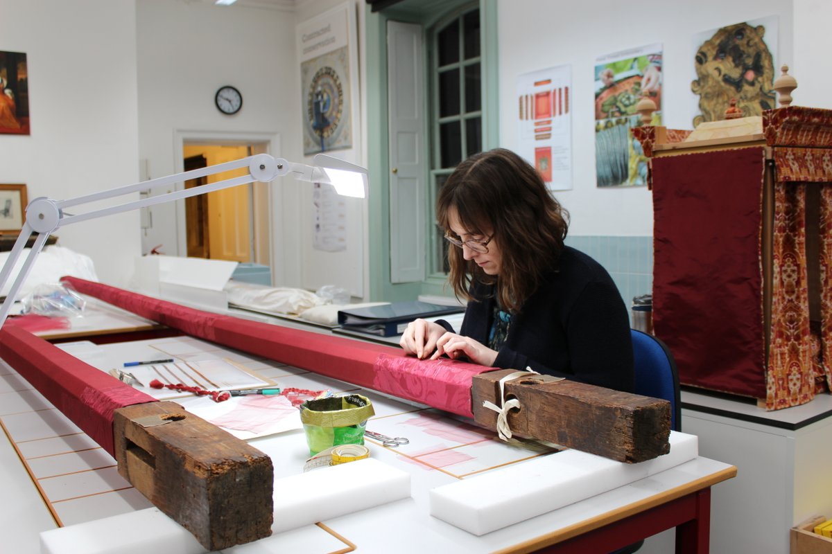 #InOurStudioToday we are conserving 4.28 m long objects. Can you guess what they are? Oak octagonal bedposts covered in silk damask from Queen Caroline’s state bed. <a href="/RCT/">Royal Collection Trust</a> #MendingTheBed #royaldamask #damask #textileconservation #textiletuesday