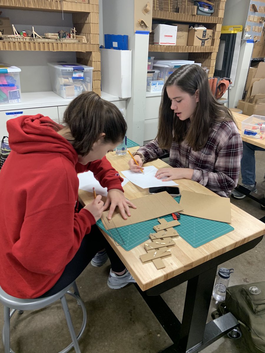atlantaSTEAM's tweet image. #levers #cardboardengineering  ⁦@AISLearns⁩ ⁦@robives⁩ ⁦@DoItByDesign⁩ #STEAMinAction #STEAMonTap #AISsteam