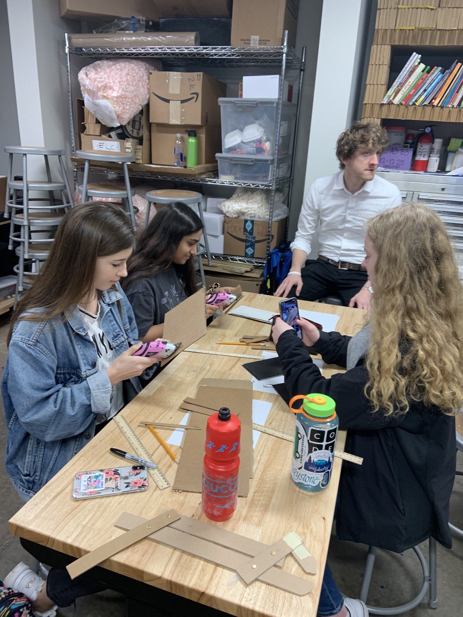 atlantaSTEAM's tweet image. #levers #cardboardengineering  ⁦@AISLearns⁩ ⁦@robives⁩ ⁦@DoItByDesign⁩ #STEAMinAction #STEAMonTap #AISsteam