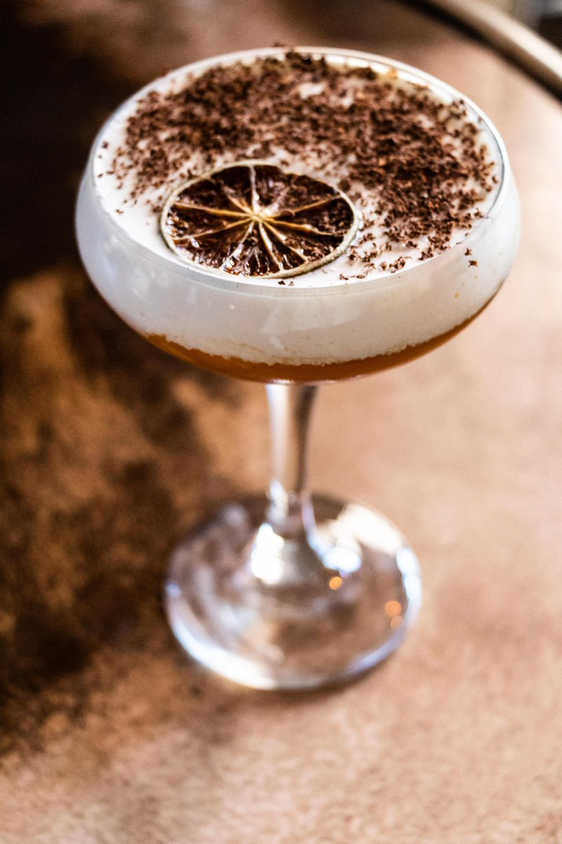 🌎 DAIQUIRI SIN FRONTERAS 🌎 Solo en @habaneracolon tenemos nuestra carta tropical de mojitos y daiquiris especiales. Ron Bacardi blanco pintado con cacao, zumo lima, crema, jengibre y especias. Vente a hacerte un habaner@ en toda regla! 🕺🍹🍫🍶🥜🌶🥥🍋 #cócteles